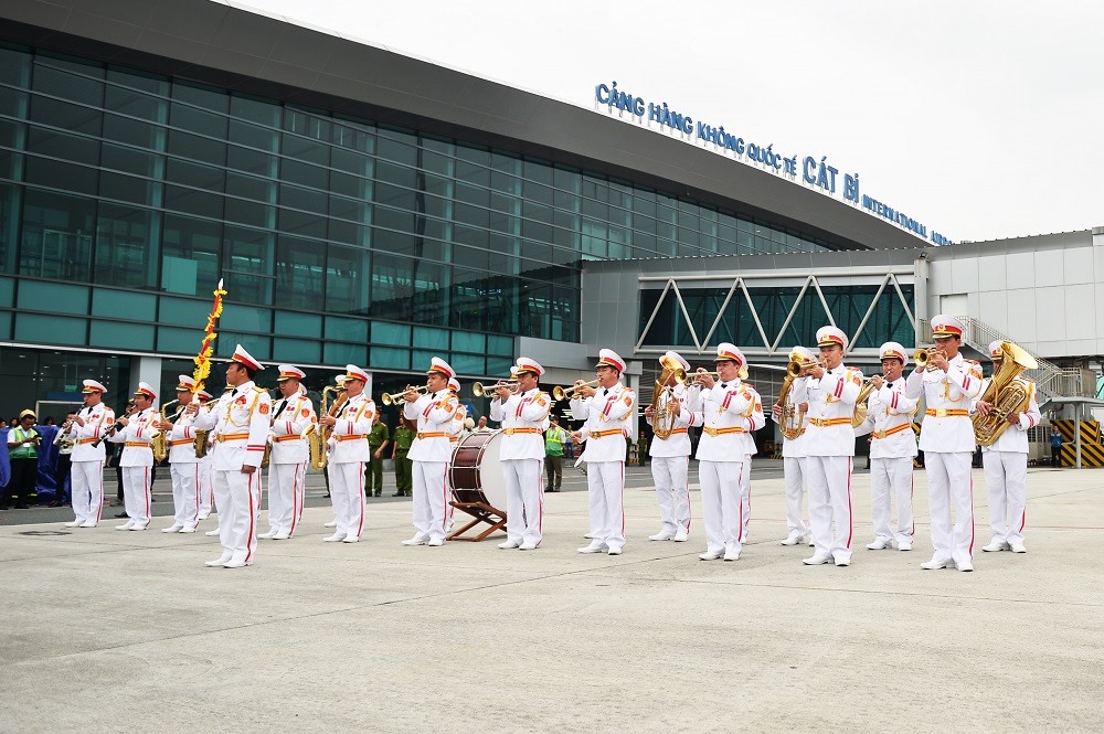 Nghi lễ quân nhạc đón chuyến bay đầu tiên của Hãng hàng không Bamboo Airways kết nối Hải Phòng. Ảnh: FLC 