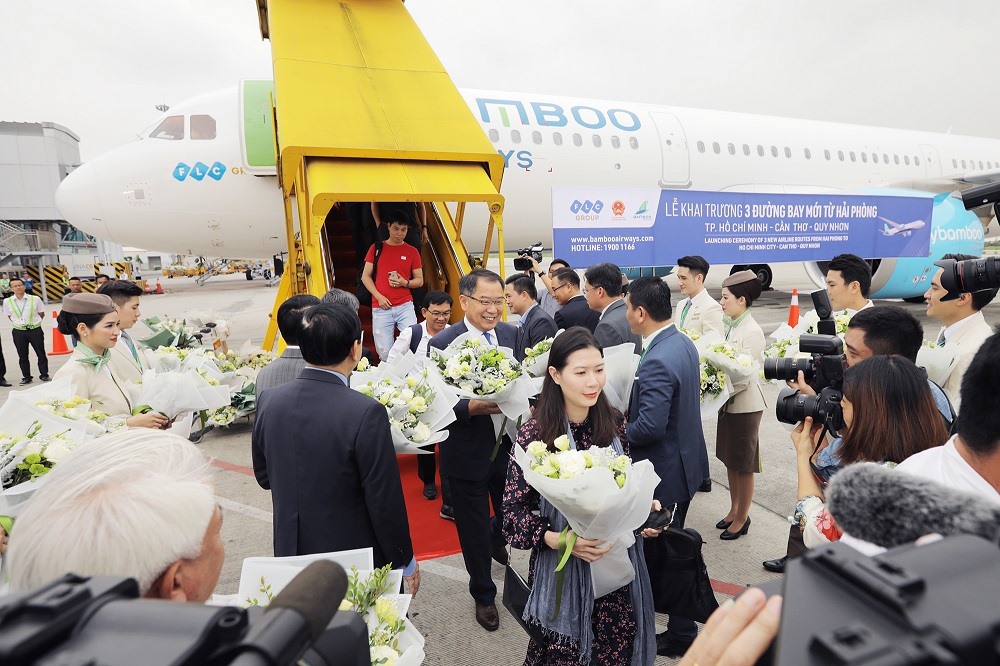 Đại diện lãnh đạo UBND TP. Hải Phòng, Tập đoàn FLC và Hãng hàng không Bamboo Airways tặng hoa hành khách. Ảnh: FLC 