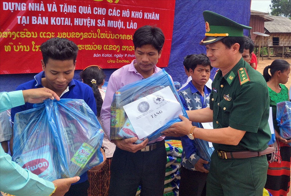 Thượng tá Phạm Tùng Lâm - Phó Chính uỷ BĐBP tỉnh tặng quà cho các hộ khó khăn thuộc bản Kô Tài.