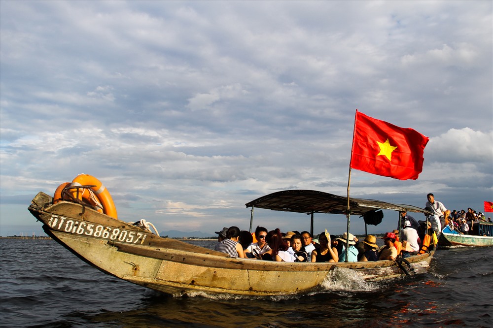 Đến thôn Ngư Mỹ Thạnh, liên hệ với người dân địa phương sẽ không mất nhiều thời gian bạn sẽ được người trong thôn nhiệt tình đưa đi khám phá hệ thống đầm phá Tam Giang trên những chiếc thuyền cole, cùng trải nghiệm cuộc sống thường ngày của họ.