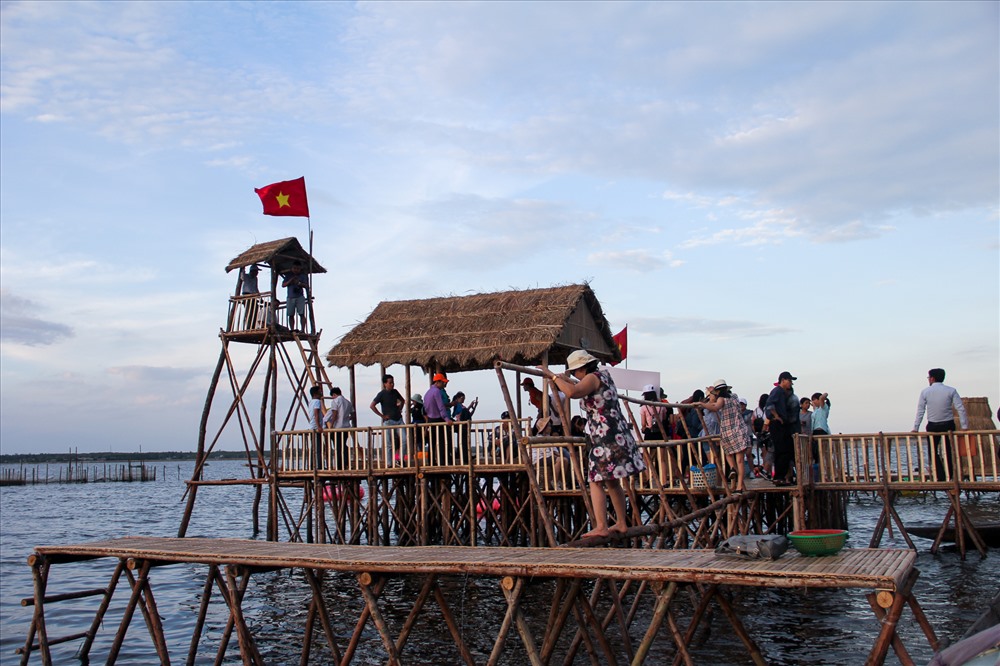 Tại đây du khách có thể thoải mái tận hưởng không gian trong lành giữa đầm phá, ngắm cảnh, tắm mát và chụp cho mình những bức ảnh đẹp.