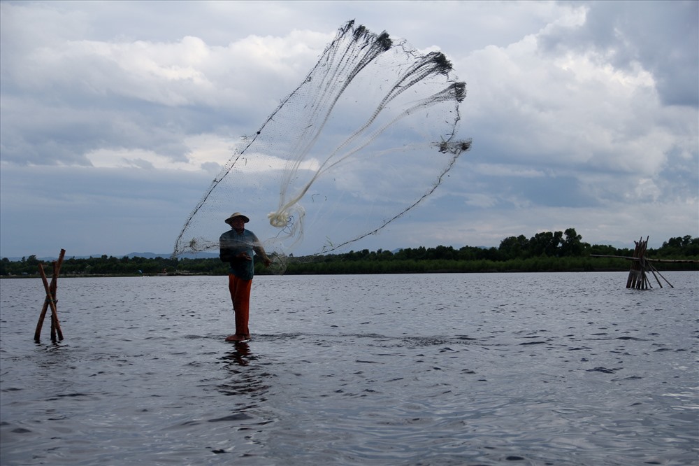 Một trải nghiệm thú vị khi dừng chân trên phá Tam Giang là được tận mắt xem ngư dân quăng chài, đánh bắt hải sản.