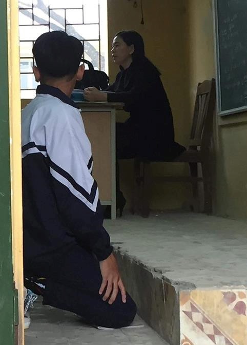 Hình ảnh học sinh quỳ gối theo yêu cầu của cô giáo. 