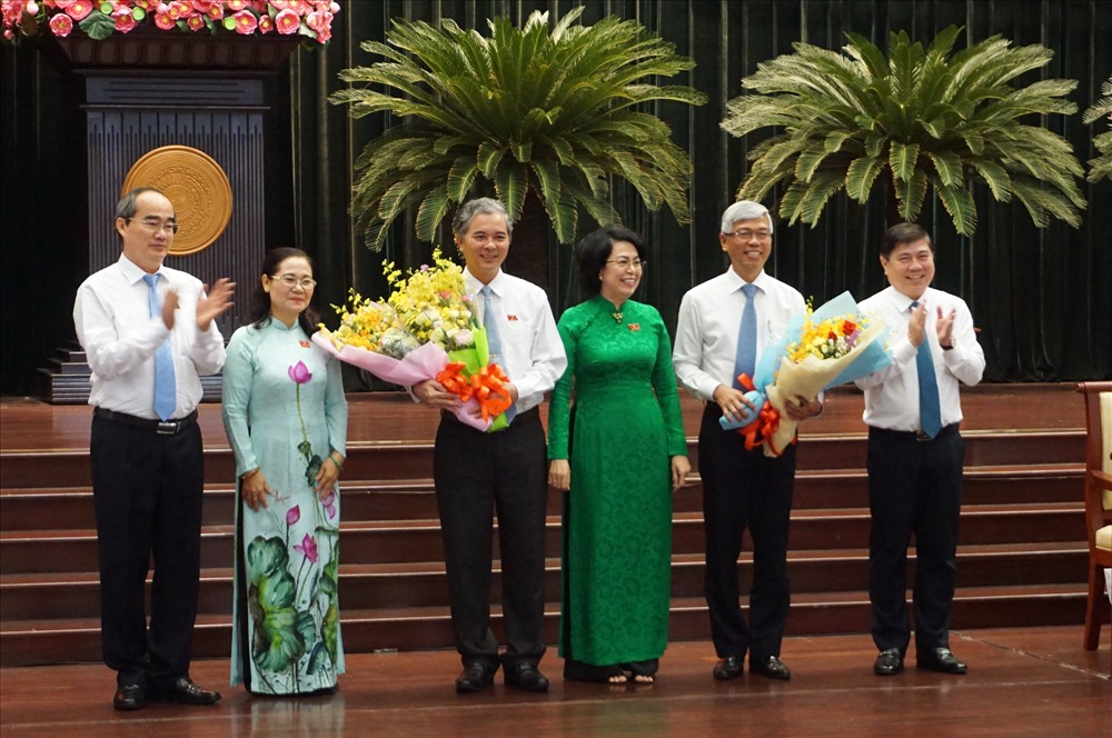 Lãnh đạo TPHCM tặng hoa chúc mừng ông Võ Văn Hoan và Ngô Minh Châu được bầu làm phó Chủ tịch UBND TPHCM.