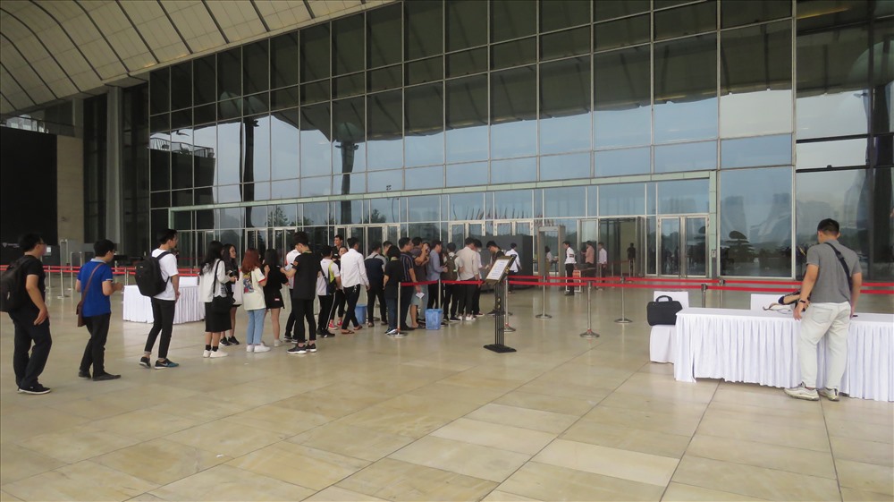 Dòng người hâm mộ đã đổ về Trung tâm hội nghị Quốc gia từ rất sớm. MSI 2019 tại Hà Nội sẽ diễn ra trong vòng 5 ngày, lượng khán giả đến theo dõi trực tiếp khoảng 7.000 người/ngày. Ảnh: Việt Hùng.