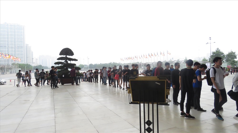 Dòng người hâm mộ đã đổ về Trung tâm hội nghị Quốc gia từ rất sớm. MSI 2019 tại Hà Nội sẽ diễn ra trong vòng 5 ngày, lượng khán giả đến theo dõi trực tiếp khoảng 7.000 người/ngày. Ảnh: Việt Hùng.