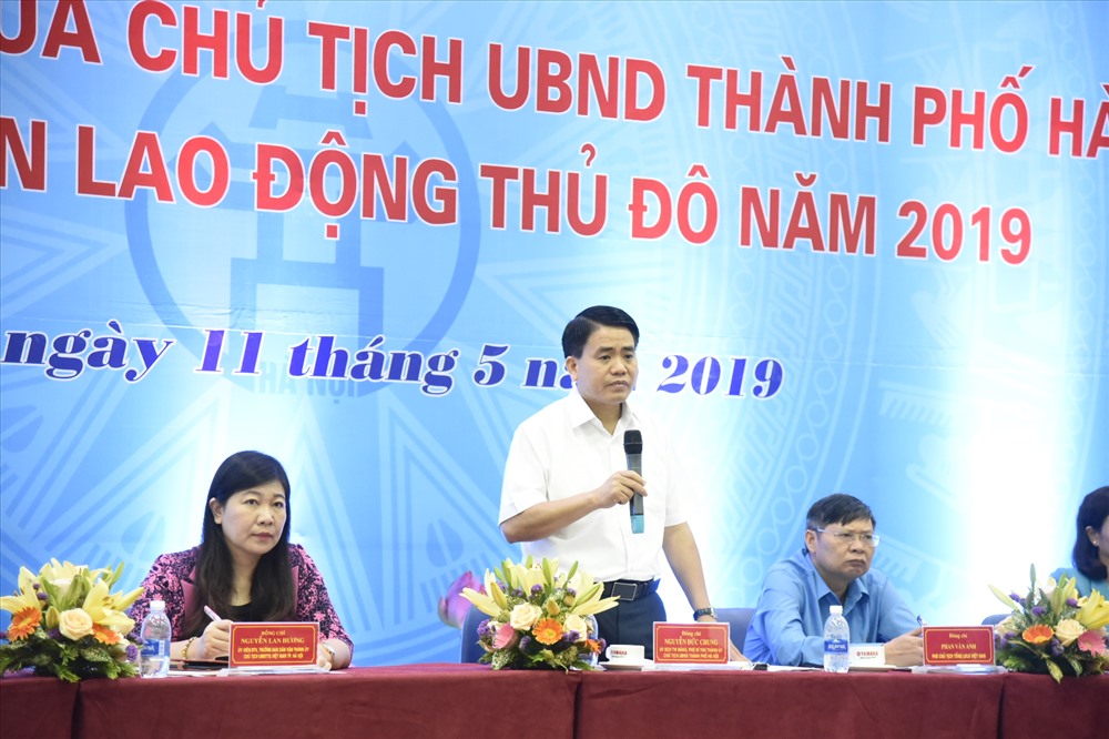Đồng chí Nguyễn Đức Chung, Uỷ viên TƯ Đảng, Chủ tịch UBND TP.Hà Nội trực tiếp trả lời các kiến nghị của CNLĐ thủ đô. Ảnh: Công Nguyễn  