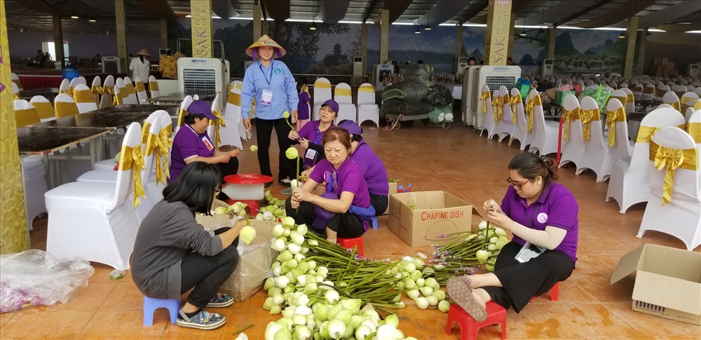 Các tình nguyên có mặt từ sớm và được chia làm nhiều nhóm. Mỗi nhóm phụ trách những công việc khác nhau.