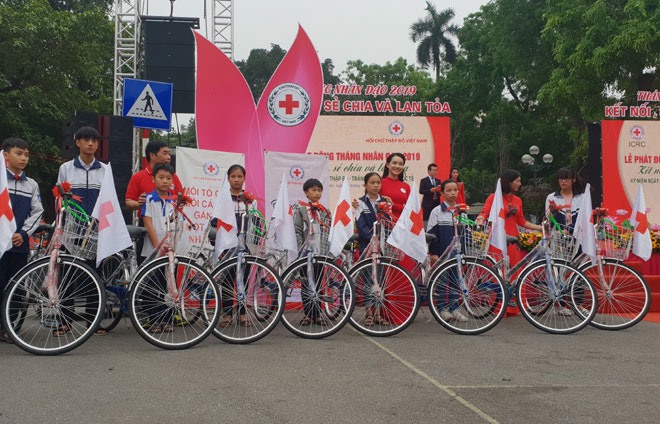 Trung ương Hội Chữ thập đỏ Việt Nam tặng xe đạp cho học sinh nghèo vượt khó, học giỏi. 
