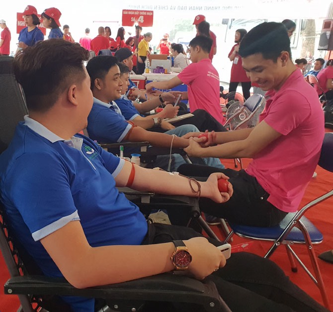 Đông đảo người dân tham gia hiến máu tình nguyện hưởng ứng Tháng Nhân đạo 2019.