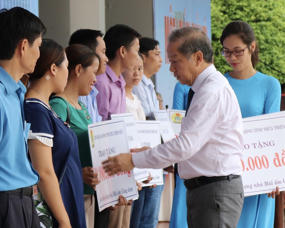 Chủ tịch UBND Tỉnh Phan Ngọc Thọ trao “Mái ấm công đoàn” cho người lao động có hoàn cảnh khó khăn.