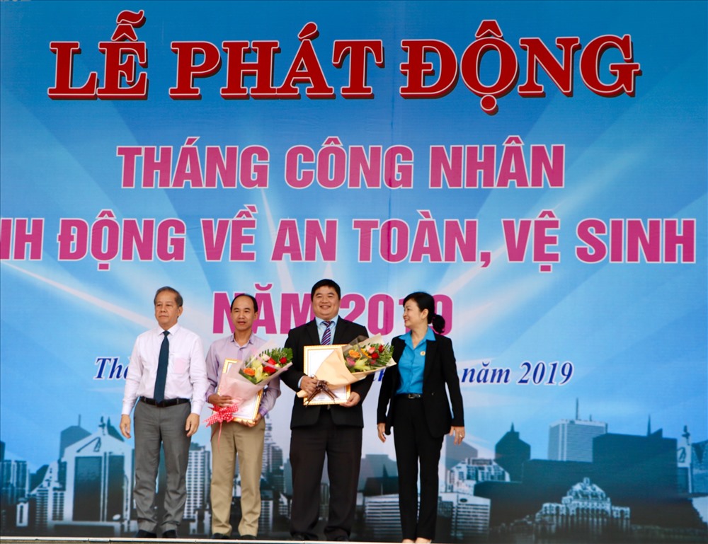 Chủ tịch UBND tỉnh Thừa Thiên - Huế Phan Ngọc Thọ (ngoài cùng, trái) và Chủ tịch LĐLĐ tỉnh Thừa Thiên - Huế (ngoài cùng, phải) tặng hoa cho doanh nghiệp có nhiều đóng góp, hỗ trợ cho CNVCLĐ.