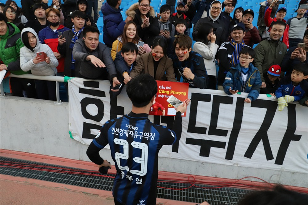 Dù không thể giúp Incheon United giành điểm, nhưng nỗ lực của Công Phượng trong nhiều tình huống cũng giúp anh nhận được sự tán dương từ khán giả đội nhà.