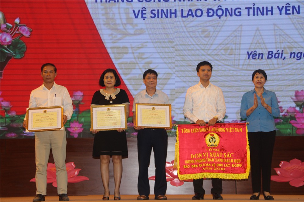 Đồng chí Trịnh Thanh Hằng - Ủy viên Đoàn chủ tịch Tổng LĐLĐ Việt Nam trao Cờ thi đua và bằng khen của Tổng LĐLĐ Việt Nam cho các tập thể và cá nhân. 