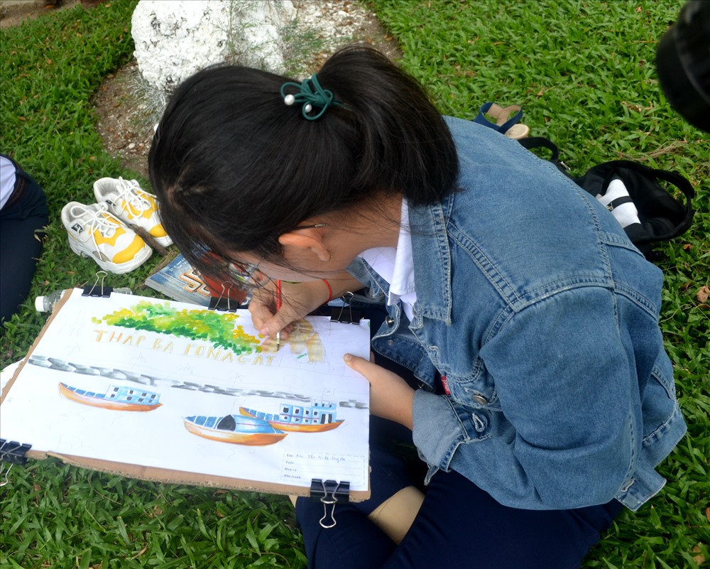 Thi vẽ tranh Khánh Hòa trong mắt em là cơ hội để các em thể hiện tình yêu với Khánh Hòa thông qua việc sáng tạo nghệ thuật. Hãy để các em trẻ thể hiện tài năng qua việc vẽ những bức tranh đầy ý nghĩa và tình cảm.