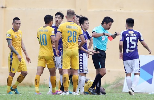 Trung vệ tuyển Việt Nam Trần Đình Trọng nhận thẻ đỏ đầu tiên trong sự nghiệp của mình. Ảnh: Vnexpress.