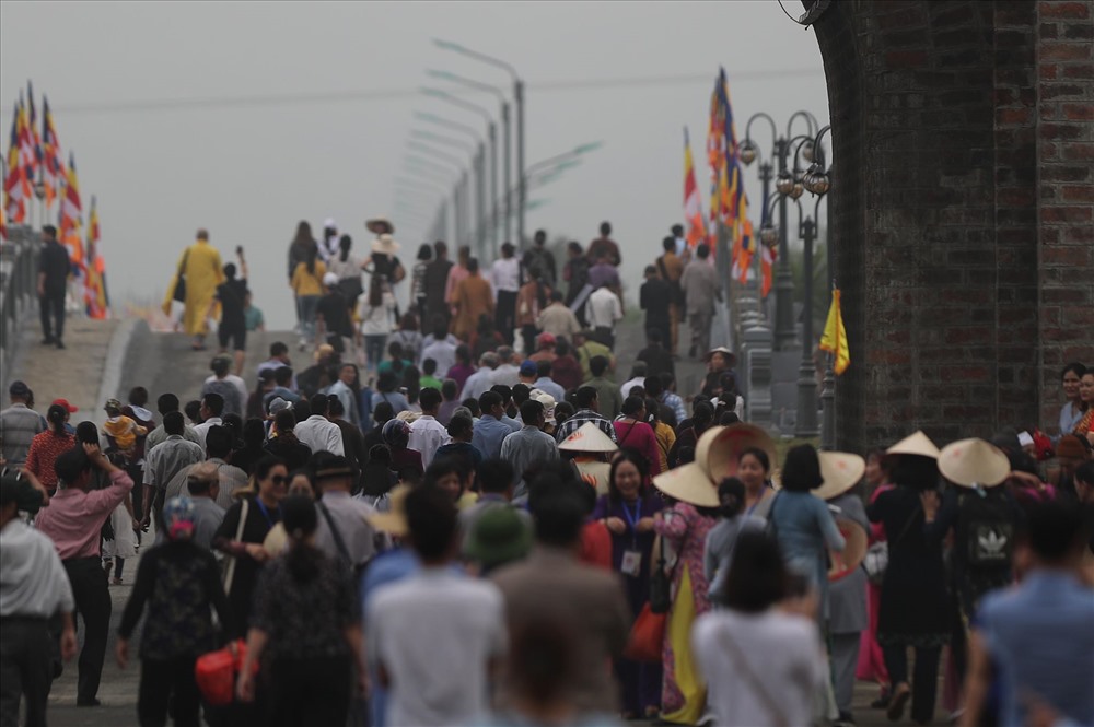 Từ sáng sớm, đông đảo phật tử, du khách đã đến chùa Tam Chúc để dự lễ hội.