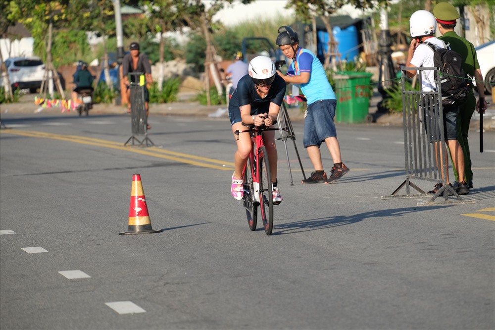 Các VĐV đạp xe dọc tuyến đường bờ biển của TP Đà Nẵng.