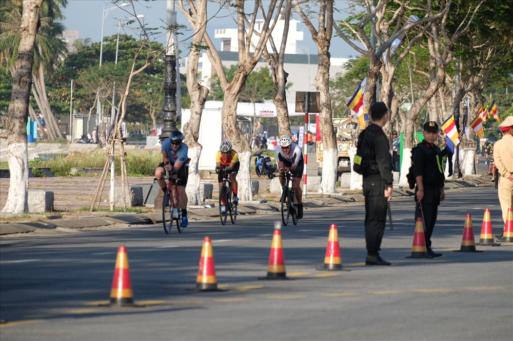 Lực lượng công an đảm bảo an ninh  cho phần thi đạp xe.