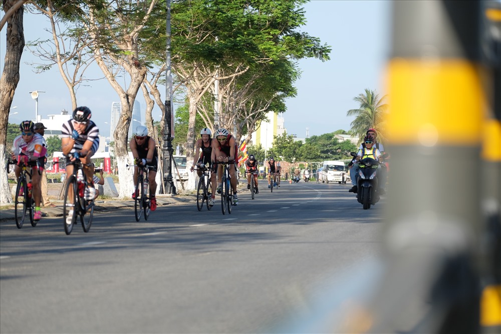 Các VĐV đạp xe dọc tuyến đường bờ biển của TP Đà Nẵng.