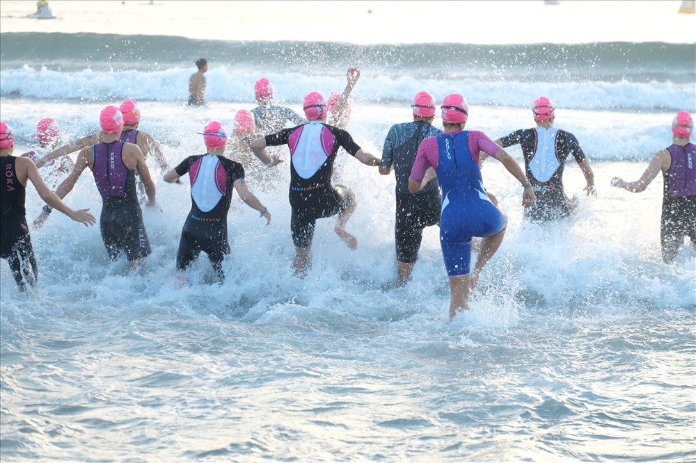 Các VĐV bắt đầu phần thi bơi với quãng đường là 1,9km. 