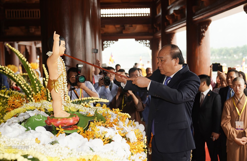 Thủ tướng Chính phủ Nguyễn Xuân Phúc thực hiện nghi lễ tắm Phật. Ảnh VGP
