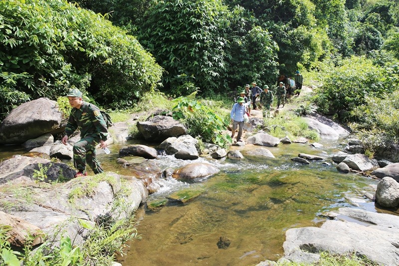 Người dân địa phương cùng các bộ đội Biên Phòng tham gia chuyến khảo sát tại thác Vũ Môn