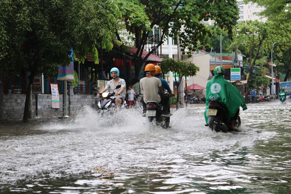 Người nước ngoài chạy xe máy lội nước trên đường Quốc Hương (P.Thảo Điền, Q.2)