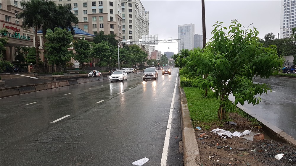 Kể từ ngày có “siêu máy bơm“, đường Nguyễn Hữu Cảnh đoạn từ chân cầu Thủ Thiêm đến số nhà 125A đã không còn cảnh ngập sau mưa lớn. Ảnh: T.S