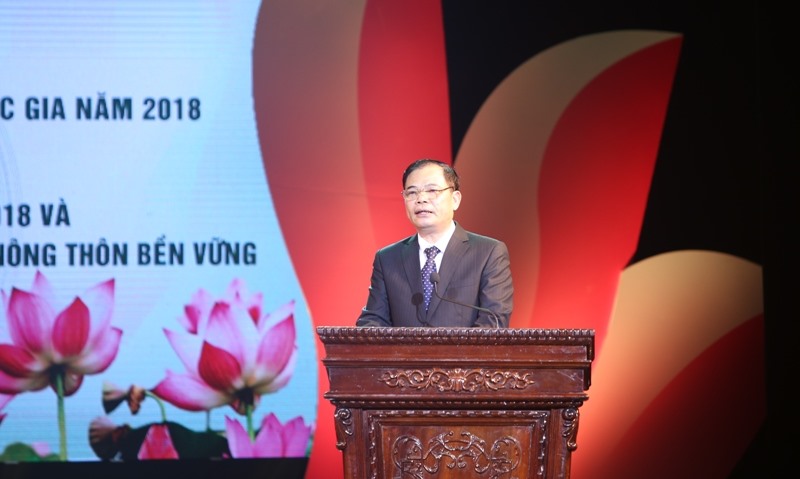 Bộ trưởng Nguyễn Xuân Cường đánh giá cao thành quả của chương trình xây dựng NTM. Ảnh: Khánh Long