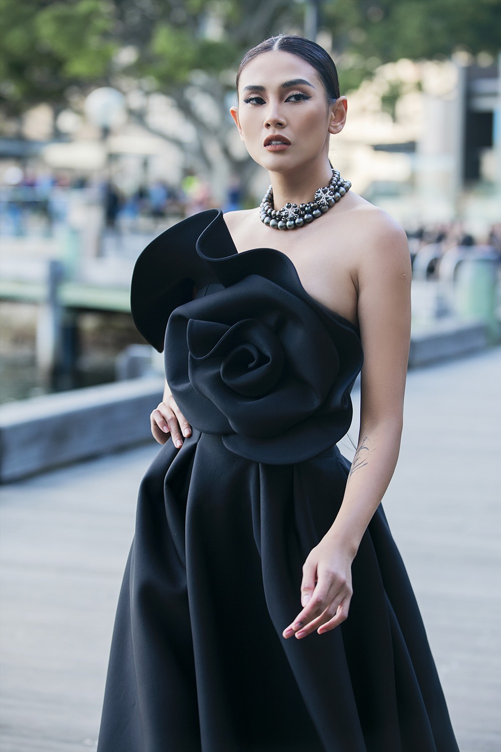 Nữ siêu mẫu xuất hiện đầy quyến rũ trong chiếc đầm dài màu đen, có hoạ tiết hoa 3D to ở ngực váy. Đường catwalk khá dài nhưng vẫn không thể làm cản trở những sải bước mạnh mẽ, đầy nội lực và chuyên nghiệp của Võ Hoàng Yến. 