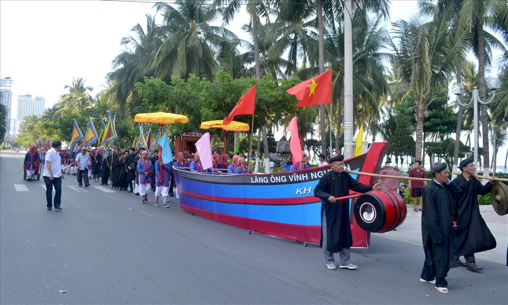 Hai đoàn rước từ phía Bắc và phía Nam của ngư dân hai phường Vĩnh Nguyên, Vĩnh Trường cùng về đền. Ảnh: Châu Tường