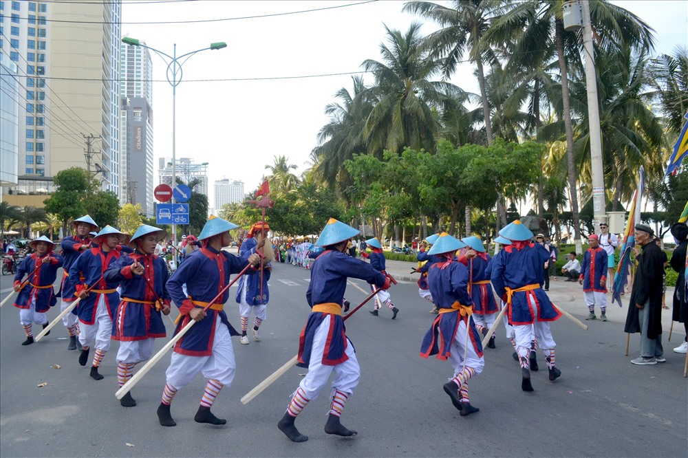 Trên đường rước ngư dẫn diễn trò Bá Trạo. Ảnh: Châu Tường