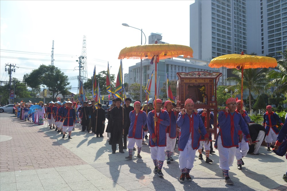 Về đền để làm lễ tế chính. Ảnh: Châu Tường