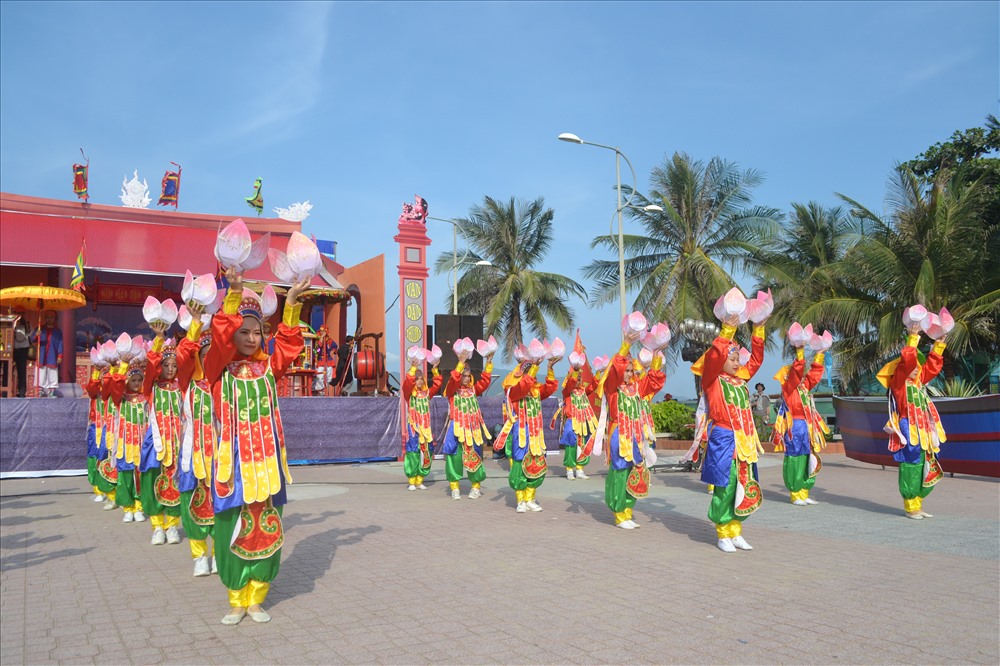 Múa lục cúng hoa đăng. Ảnh: Châu Tường