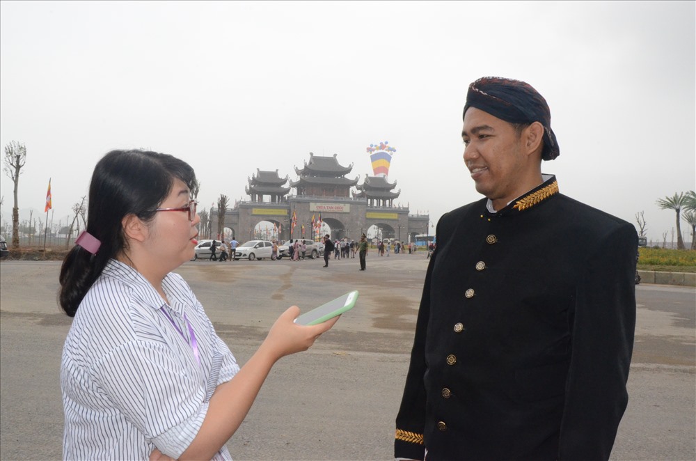 Đại biểu Oka, một vị khách đến từ Indonesia, chia sẻ với PV Báo Lao Động. Ảnh: HN