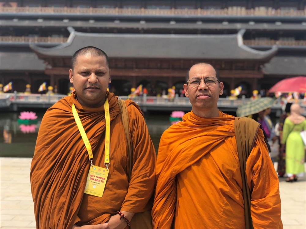 Nhà sư Bhikkhu Animesh đến từ Ấn Độ (trái) và nhà sư Dhamma Rakkhita Thero đến từ Bangladesh (phải). Ảnh: T.A