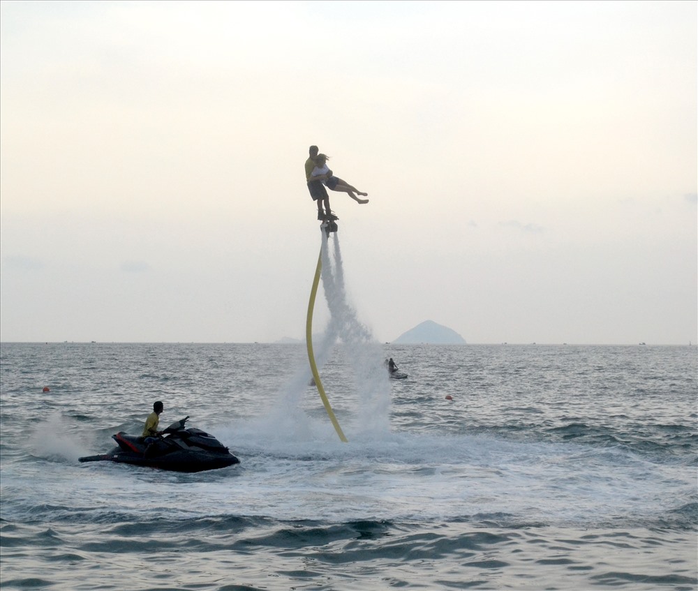 Các vận động viên còn phối hợp với đồng đội nữ trình diễn flyboard. Ảnh: Châu Tường