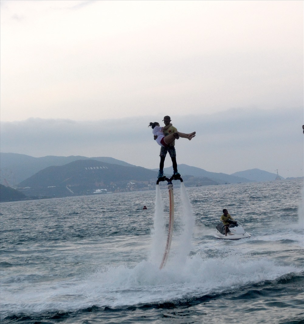 Các vận động viên còn phối hợp với đồng đội nữ trình diễn flyboard. Ảnh: Châu Tường