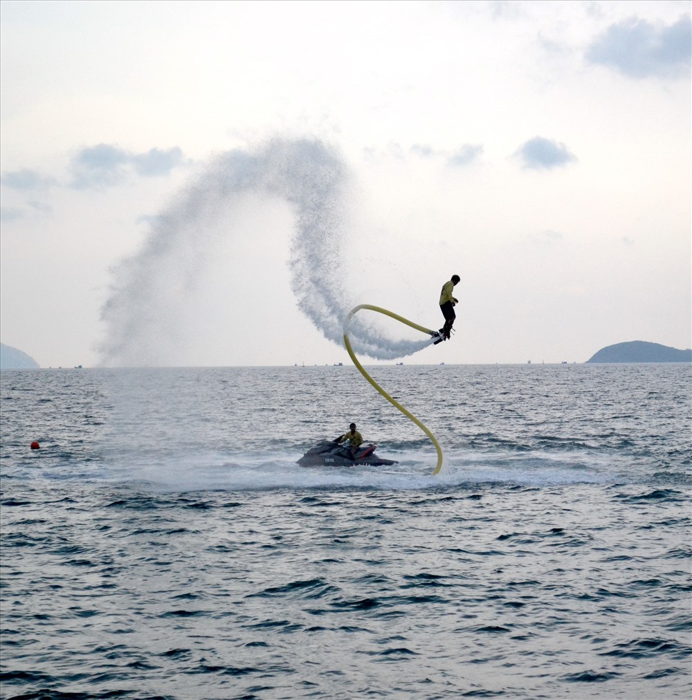 Flyboard là thiết bị bay cá nhân sử dụng lực đẩy của nước, được thiết kế bởi Franky Zapata. Về cơ bản,  flyboard sử dụng một động cơ phản lực mạnh mẽ hút nước qua một ống dài phía dưới và đẩy ra với một áp suất rất lớn. Ảnh: Châu Tường