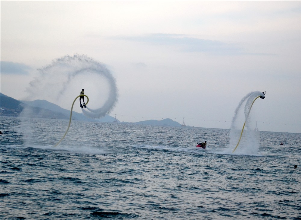 Flyboard cũng giống như nhiều môn thể thao dưới nước khác, đòi hỏi người chơi ít nhất cũng phải quen và chủ động trong môi trường nước, cần có sức khỏe để thực hiện các động tác nhào lộn dưới nước và trên không trung. Ảnh: Châu Tường