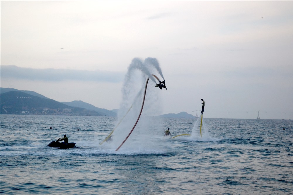 Flyboard cũng giống như nhiều môn thể thao dưới nước khác, đòi hỏi người chơi ít nhất cũng phải quen và chủ động trong môi trường nước, cần có sức khỏe để thực hiện các động tác nhào lộn dưới nước và trên không trung. Ảnh: Châu Tường