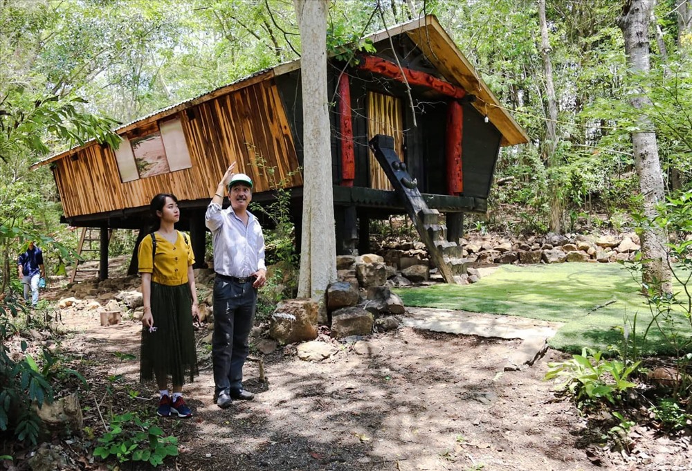 Ông Đỗ Tuấn Hưng (SN 1972, TP. Buôn Ma Thuột, tỉnh Đắk Lắk) là chủ nhân của khu bảo tồn lan lớn nhất Việt Nam. Để có được khu bảo tồn như ngày hôm nay, ông Hưng đã mất nhiều năm cải tạo, biến mảnh đất hoang sơ thành khu bảo tồn lan rừng quy mô.