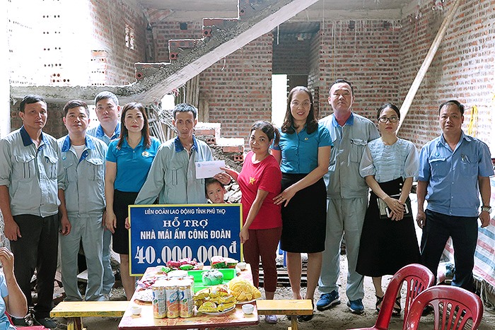 Cùng ngày, LĐLĐ tỉnh; Ban giám đốc công ty; Công đoàn cơ sở đã đến thăm và trao số tiền 40 triệu đồng hỗ trợ xây dựng Nhà Mái ấm Công đoàn cho gia đình đoàn viên Tạ Văn Đông.  