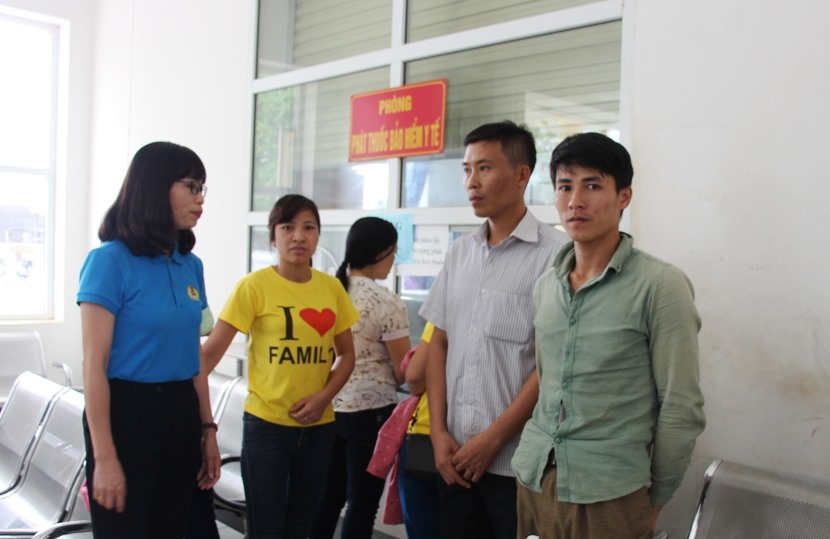 Chủ tịch LĐLĐ tỉnh Tuyên Quang Nguyễn Thị Thu Thủy thăm hỏi, động viên CNLĐ.