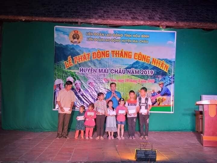 Chủ tịch LĐLĐ tỉnh Hòa Bình Nguyễn Mạnh Cương tặng quà cho con em CNLĐ khó khăn.