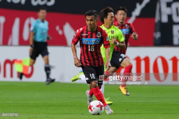 “Messi Thái” dính chấn thương trong trận Consadole Sapporo thua Yokohama Marinos. Ảnh Getty