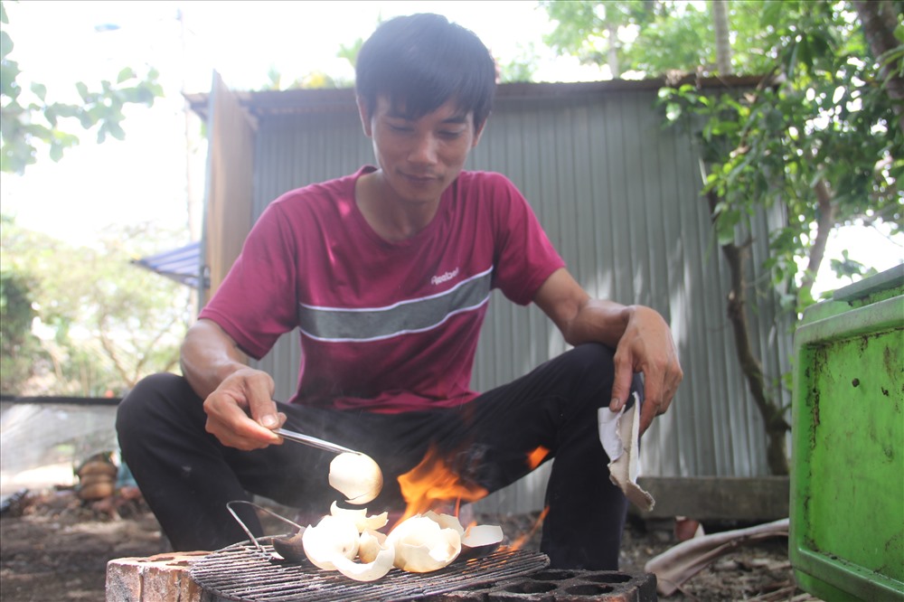 Anh Lượm đang nướng vỏ trứng - nguyên liệu chính tạo nên sự khác biệt cho các tác phẩm.