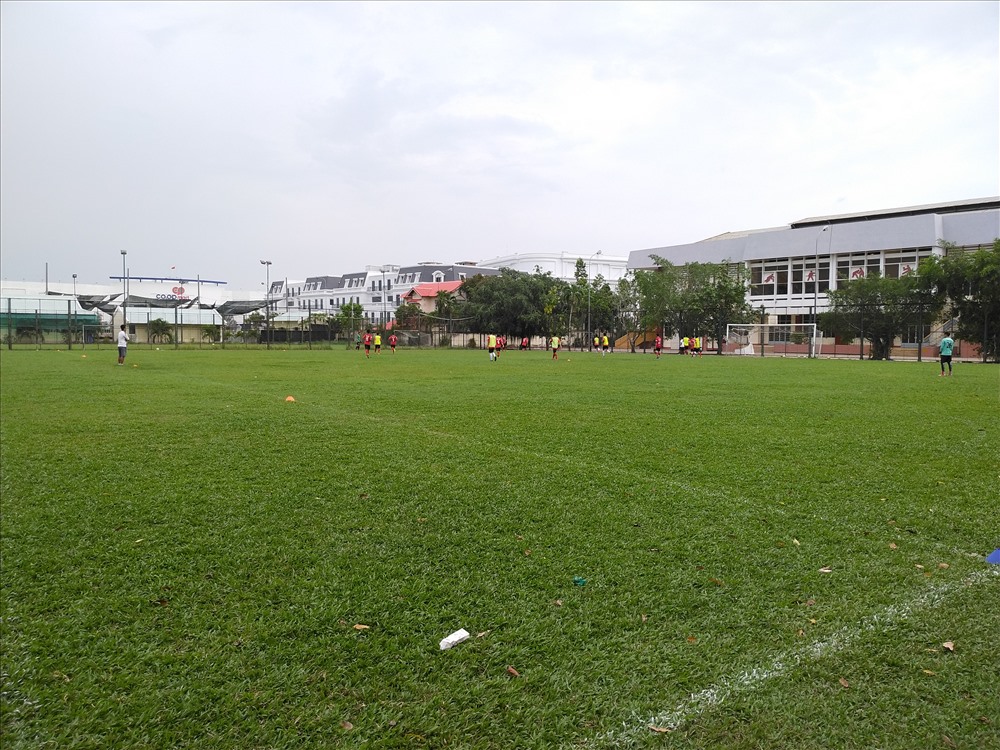 Sân vận động phụ Long An nơi lớp bóng đá mang tên Tài Em sẽ huấn luyện cầu thủ nhí.