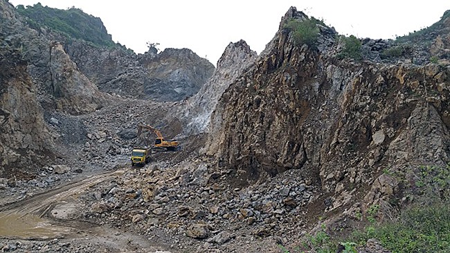 Công ty CP Xây dựng Văn Sơn vừa bị xử phạt 60 triệu đồng vì khai thác đá sai thiết kế được phê duyệt.